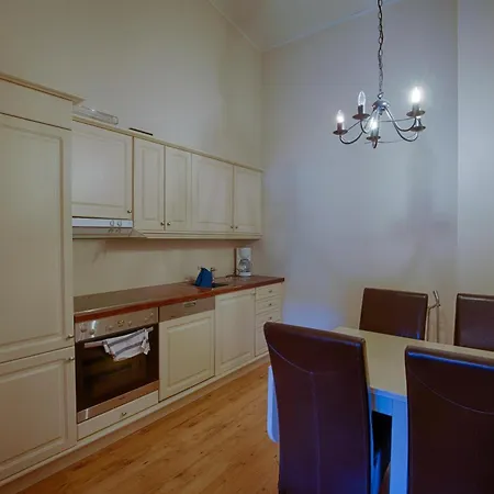 Lägenhet With Balcony, Ideal For Small Family